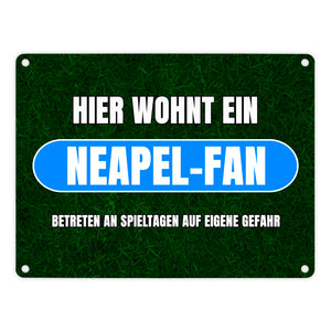 Hier wohnt ein Neapel-Fan Metallschild in 15x20 cm mit Rasenmotiv