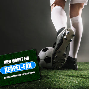 Hier wohnt ein Neapel-Fan Metallschild in 15x20 cm mit Rasenmotiv