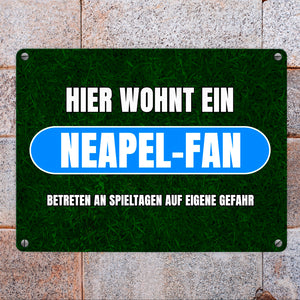 Hier wohnt ein Neapel-Fan Metallschild in 15x20 cm mit Rasenmotiv