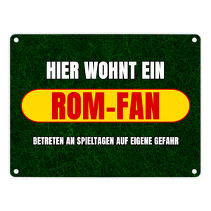 Hier wohnt ein Rom-Fan Metallschild in 15x20 cm mit Rasenmotiv