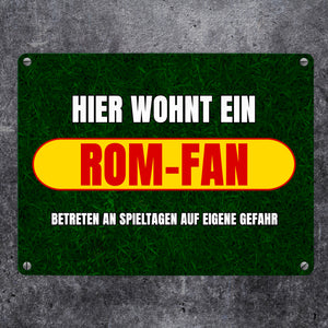 Hier wohnt ein Rom-Fan Metallschild in 15x20 cm mit Rasenmotiv