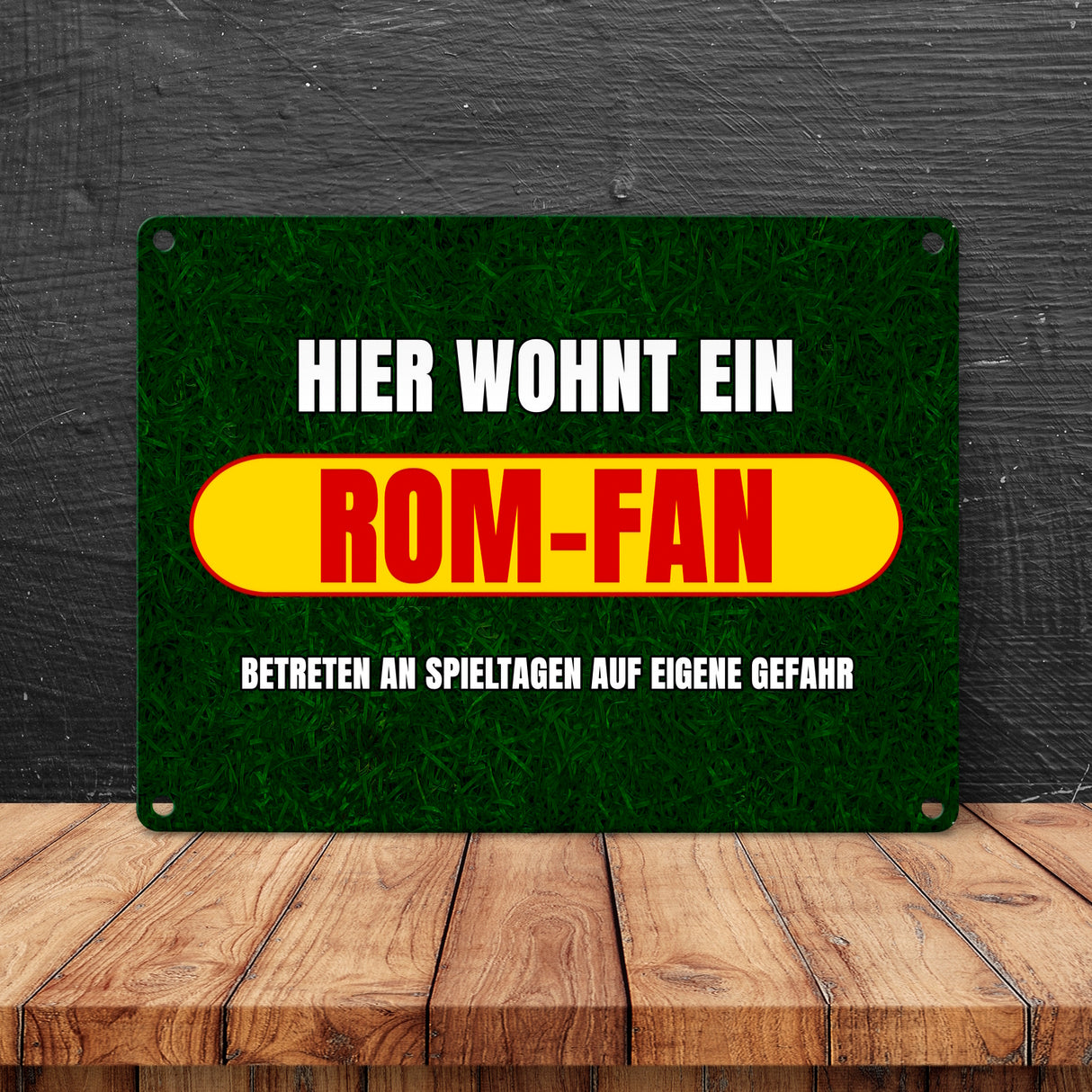 Hier wohnt ein Rom-Fan Metallschild in 15x20 cm mit Rasenmotiv