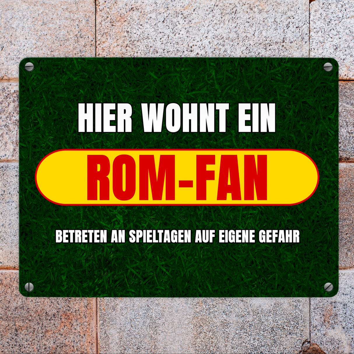 Hier wohnt ein Rom-Fan Metallschild in 15x20 cm mit Rasenmotiv