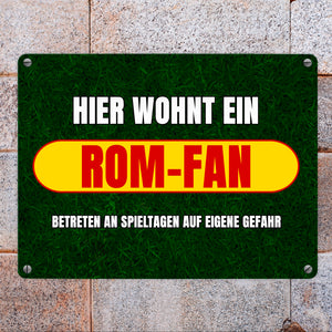 Hier wohnt ein Rom-Fan Metallschild in 15x20 cm mit Rasenmotiv