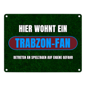 Hier wohnt ein Trabzon-Fan Metallschild in 15x20 cm mit Rasenmotiv