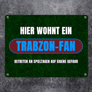Hier wohnt ein Trabzon-Fan Metallschild in 15x20 cm mit Rasenmotiv