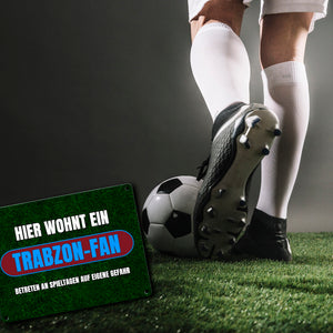 Hier wohnt ein Trabzon-Fan Metallschild in 15x20 cm mit Rasenmotiv