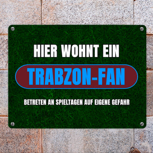 Hier wohnt ein Trabzon-Fan Metallschild in 15x20 cm mit Rasenmotiv
