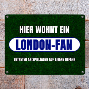 Hier wohnt ein London-Fan Metallschild in 15x20 cm mit Rasenmotiv