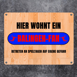 Hier wohnt ein Balingen-Fan Metallschild in 15x20 cm mit Turnhallenboden Motiv