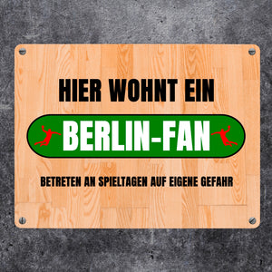 Hier wohnt ein Berlin-Fan Metallschild in 15x20 cm mit Turnhallenboden Motiv