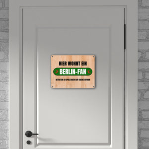 Hier wohnt ein Berlin-Fan Metallschild in 15x20 cm mit Turnhallenboden Motiv