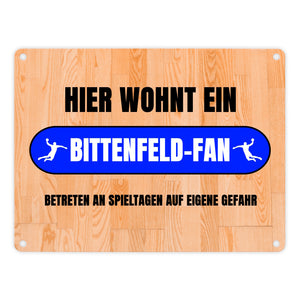 Hier wohnt ein Bittenfeld-Fan Metallschild in 15x20 cm mit Turnhallenboden Motiv