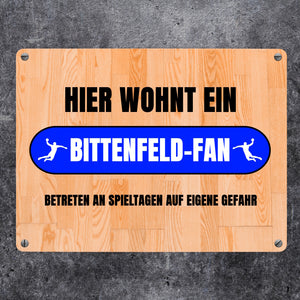 Hier wohnt ein Bittenfeld-Fan Metallschild in 15x20 cm mit Turnhallenboden Motiv