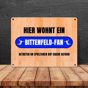 Hier wohnt ein Bittenfeld-Fan Metallschild in 15x20 cm mit Turnhallenboden Motiv