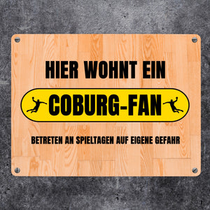 Hier wohnt ein Coburg-Fan Metallschild in 15x20 cm mit Turnhallenboden Motiv