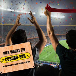 Hier wohnt ein Coburg-Fan Metallschild in 15x20 cm mit Turnhallenboden Motiv
