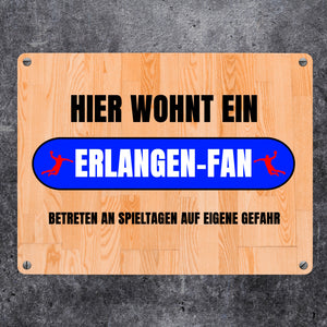Hier wohnt ein Erlangen-Fan Metallschild in 15x20 cm mit Turnhallenboden Motiv
