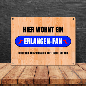 Hier wohnt ein Erlangen-Fan Metallschild in 15x20 cm mit Turnhallenboden Motiv