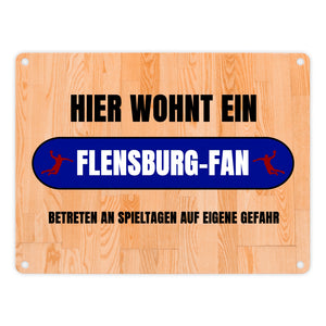 Hier wohnt ein Flensburg-Fan Metallschild in 15x20 cm mit Turnhallenboden Motiv