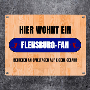 Hier wohnt ein Flensburg-Fan Metallschild in 15x20 cm mit Turnhallenboden Motiv