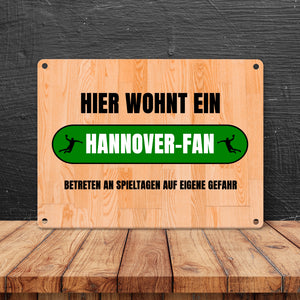 Hier wohnt ein Hannover-Fan Metallschild in 15x20 cm mit Turnhallenboden Motiv