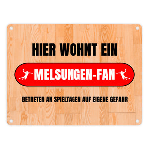 Hier wohnt ein Melsungen-Fan Metallschild in 15x20 cm mit Turnhallenboden Motiv