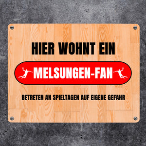 Hier wohnt ein Melsungen-Fan Metallschild in 15x20 cm mit Turnhallenboden Motiv