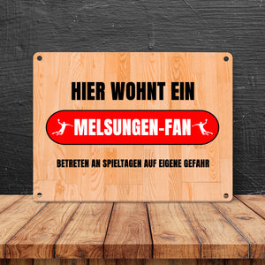 Hier wohnt ein Melsungen-Fan Metallschild in 15x20 cm mit Turnhallenboden Motiv
