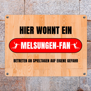 Hier wohnt ein Melsungen-Fan Metallschild in 15x20 cm mit Turnhallenboden Motiv
