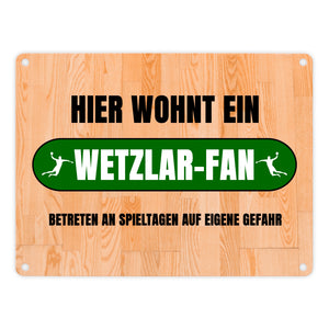 Hier wohnt ein Wetzlar-Fan Metallschild in 15x20 cm mit Turnhallenboden Motiv
