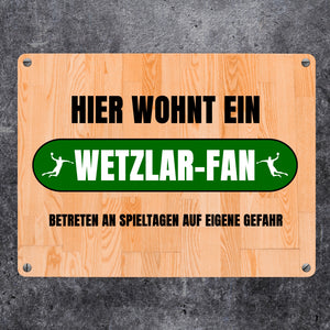 Hier wohnt ein Wetzlar-Fan Metallschild in 15x20 cm mit Turnhallenboden Motiv