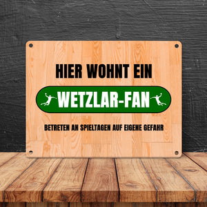 Hier wohnt ein Wetzlar-Fan Metallschild in 15x20 cm mit Turnhallenboden Motiv