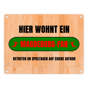 Hier wohnt ein Magdeburg-Fan Metallschild in 15x20 cm mit Turnhallenboden Motiv