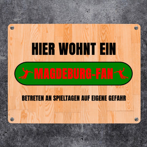 Hier wohnt ein Magdeburg-Fan Metallschild in 15x20 cm mit Turnhallenboden Motiv