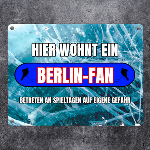 Hier wohnt ein Berlin-Fan Metallschild in 15x20 cm mit Eishallen Boden-Motiv