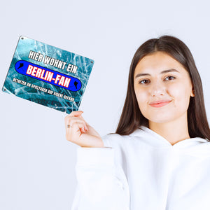 Hier wohnt ein Berlin-Fan Metallschild in 15x20 cm mit Eishallen Boden-Motiv