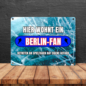 Hier wohnt ein Berlin-Fan Metallschild in 15x20 cm mit Eishallen Boden-Motiv