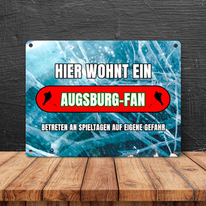 Hier wohnt ein Augsburg-Fan Metallschild in 15x20 cm mit Eishallen Boden-Motiv