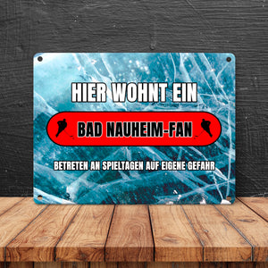 Hier wohnt ein Bad Nauheim-Fan Metallschild in 15x20 cm mit Eishallen Boden-Motiv