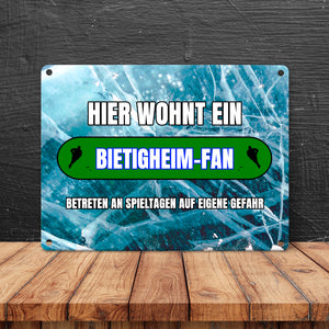 Hier wohnt ein Bietigheim-Fan Metallschild in 15x20 cm mit Eishallen Boden-Motiv
