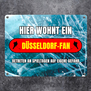 Hier wohnt ein Düsseldorf-Fan Metallschild in 15x20 cm mit Eishallen Boden-Motiv