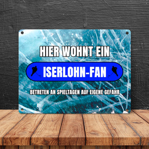 Hier wohnt ein Iserlohn-Fan Metallschild in 15x20 cm mit Eishallen Boden-Motiv