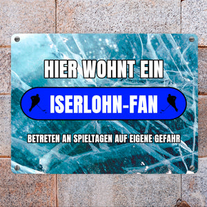 Hier wohnt ein Iserlohn-Fan Metallschild in 15x20 cm mit Eishallen Boden-Motiv