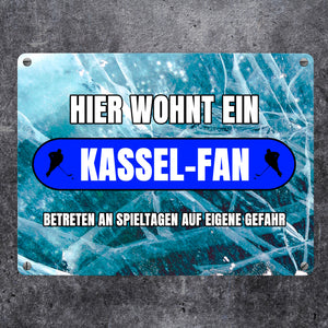Hier wohnt ein Kassel-Fan Metallschild in 15x20 cm mit Eishallen Boden-Motiv