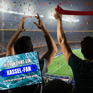 Hier wohnt ein Kassel-Fan Metallschild in 15x20 cm mit Eishallen Boden-Motiv