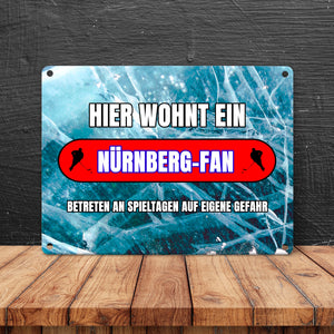Hier wohnt ein Nürnberg-Fan Metallschild in 15x20 cm mit Eishallen Boden-Motiv