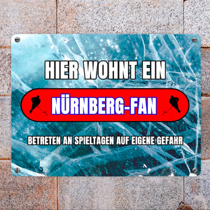 Hier wohnt ein Nürnberg-Fan Metallschild in 15x20 cm mit Eishallen Boden-Motiv
