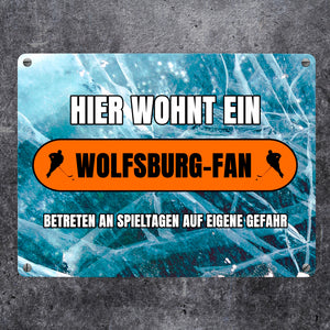 Hier wohnt ein Wolfsburg-Fan Metallschild in 15x20 cm mit Eishallen Boden-Motiv