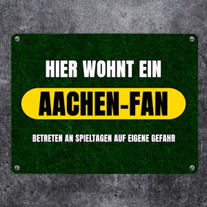Hier wohnt ein Aachen-Fan Metallschild in 15x20 cm mit Rasenmotiv